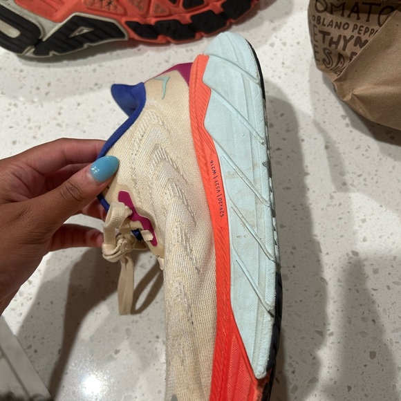 Hokas - Picture 2 of 9